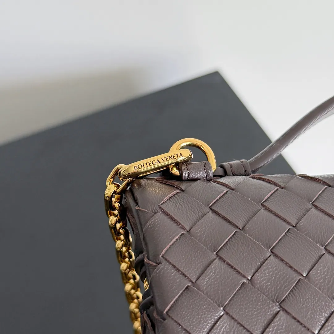 Batch 1480 BOTTEGA VENETA2025 new women's small Soft Vanity cosmetic bag, using the classic Intrecciato weaving technique, inheriting the classics, the ring buckle design 😎 The light metal chain gives you a high-end sense of matching, the chain is removable, and it can be used as a handbag ~ An elegant small bag that is perfect for participating in events. The overall body of the bag is as soft as marshmallow and can be easily kneaded, showing the strong toughness and high-end feel of the leather. The touch of sheepskin is so amazing. It is so healing when pinched! I have absolutely no resistance to small bags! ! ! Style number: 843800 Color: black brown Size: 19*14*3cm